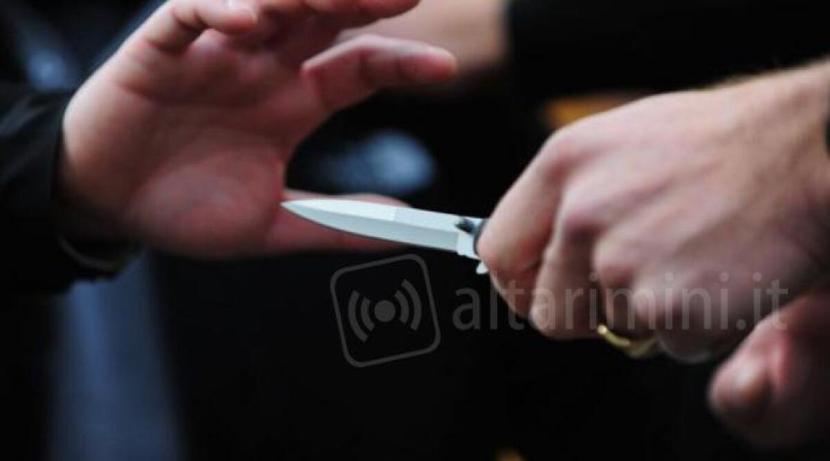 Estrae un coltello e ferisce due persone al culmine di una lite - Repertorio