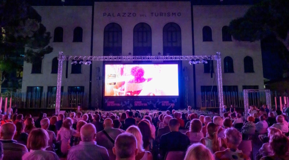 Folla tra spiagge e viali dello shopping: gran finale per il mese di giugno a Riccione - Cinè giugno 2024