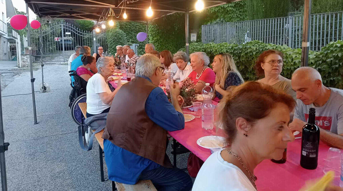 A Novafeltria tutto il quartiere cena all'aria aperta: nell'epoca social la riscoperta delle tradizioni -