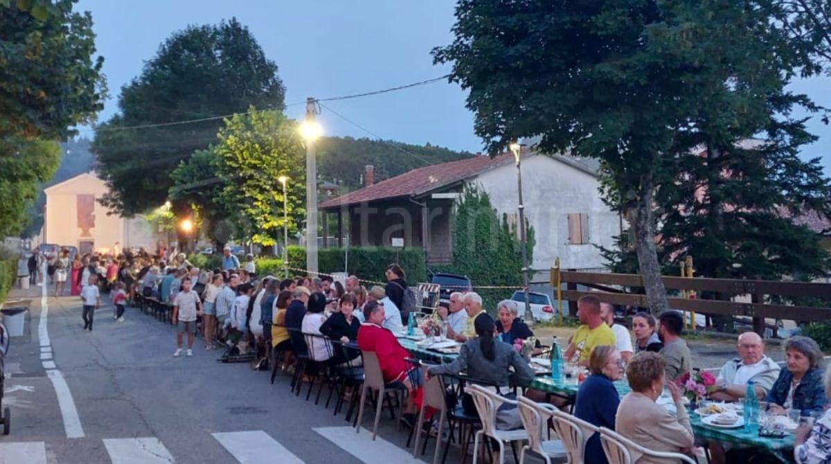 Oltre 180 persone alla "Cena nella villa di sopra" a Villagrande - 