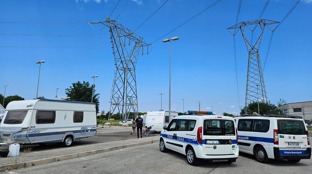 Carovane di nomadi allontanate da via del Grano: 2 denunce per campeggio abusivo - Polizia Locale