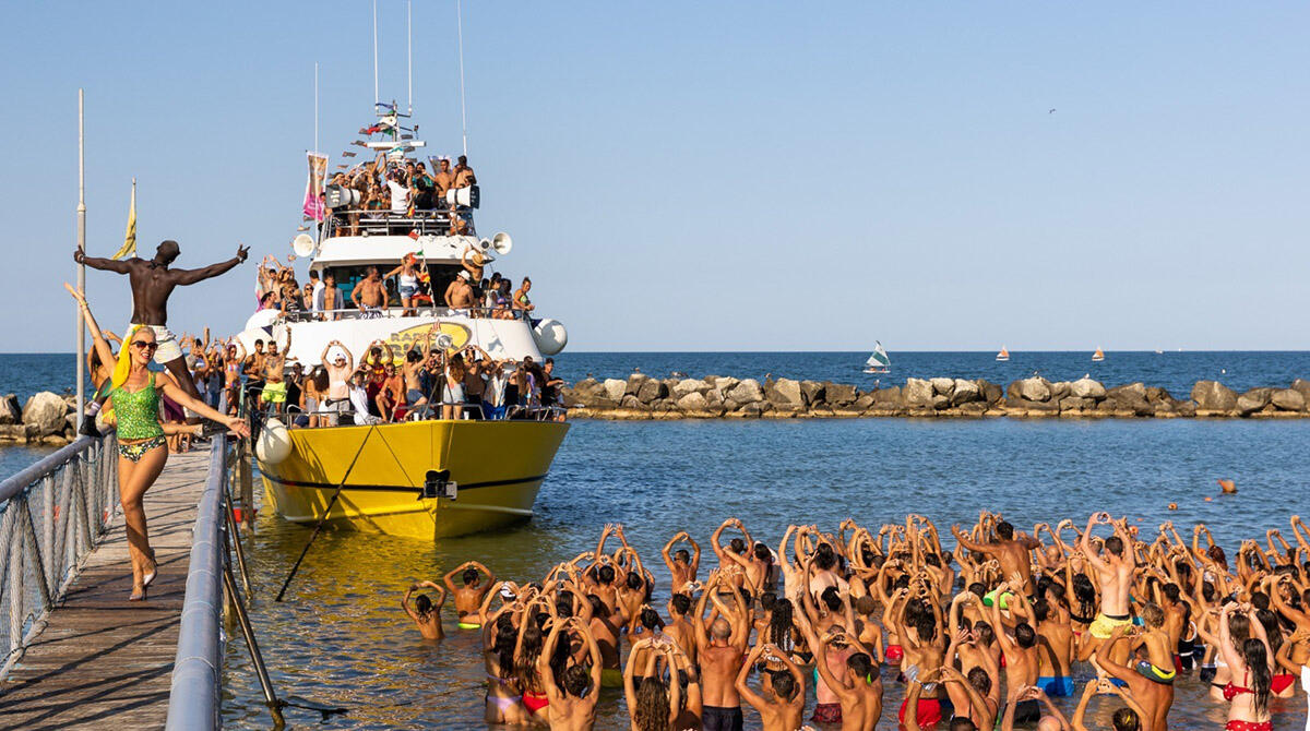 20 anni di "Ciapa la Galeina": un super party in barca per festeggiare il tormentone - Energy Boat