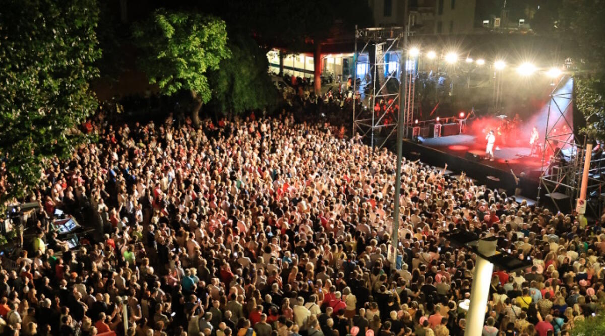 La Notte Rosa a Misano si apre con il “Self Control” di Raf - Il pubblico di Misano per il concerto di Raf