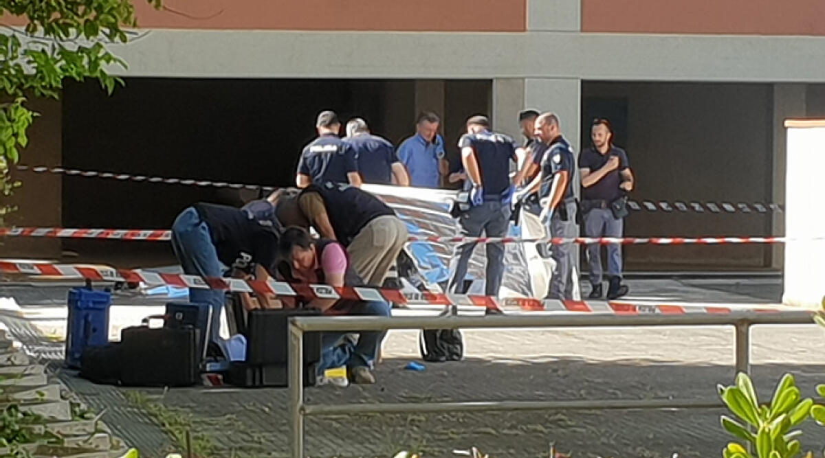 Si chiamava Graziana Todaro, 41 anni a settembre la donna che si è lanciata dal quinto piano con il figlio - La polizia sul luogo della tragedia