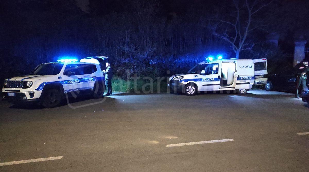 Derubano una ragazza e usano il suo bancomat per comprare alcolici: arrestati -