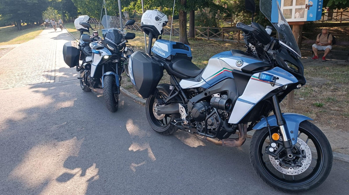 Scippa una donna al parco Cervi poi cerca di disarcionare i poliziotti dalle loro moto - Repertorio