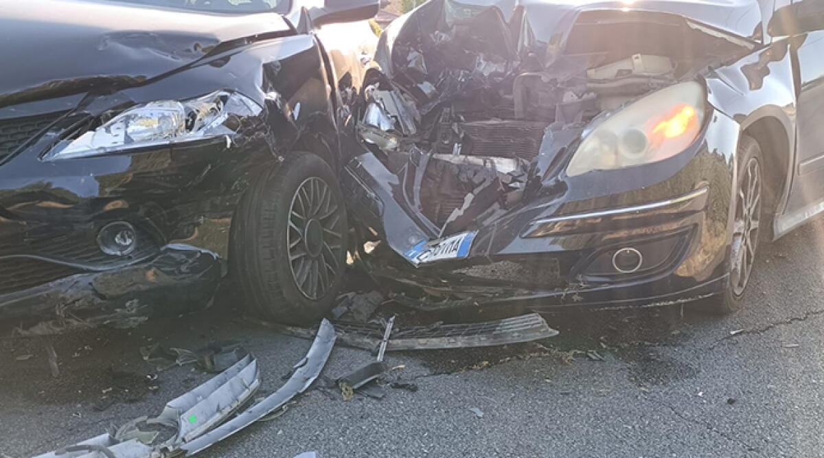 Scontro tra due auto, nuovo incidente al distributore - Foto Amato Ballante