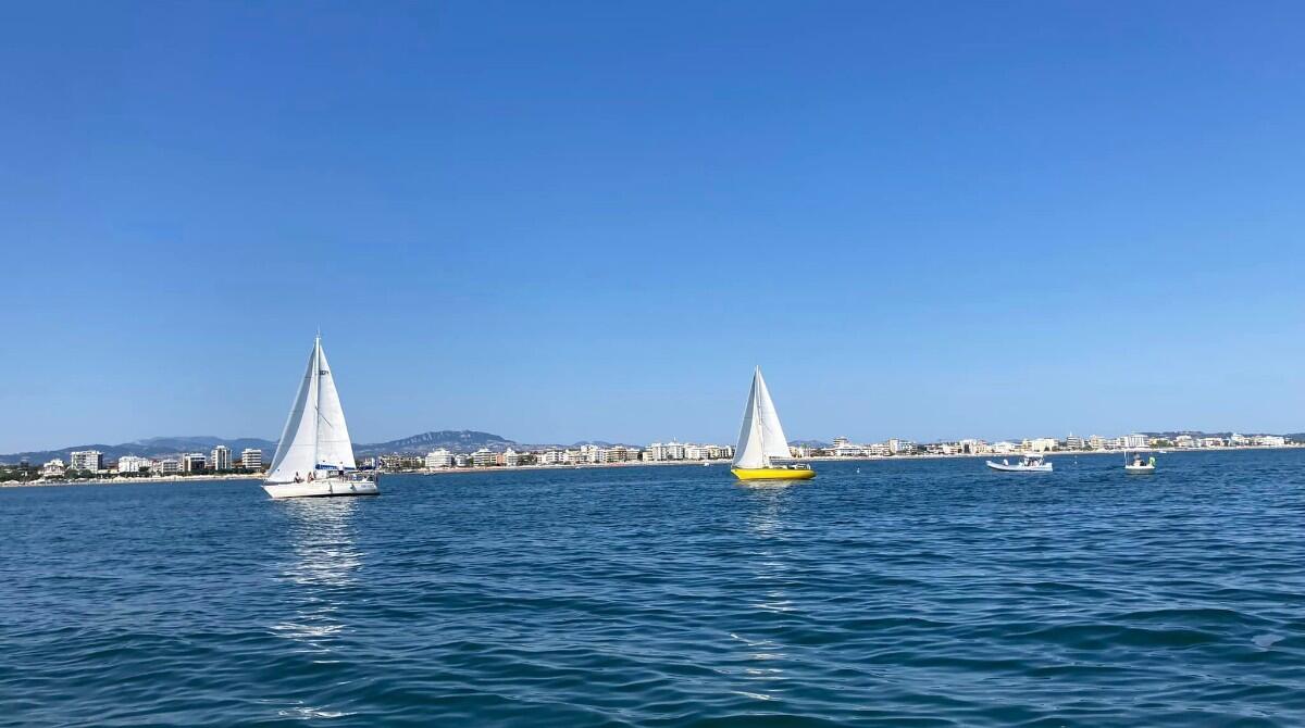 Salpano le "vele bianche" dal porto di Riccione - Le "Vele bianche"