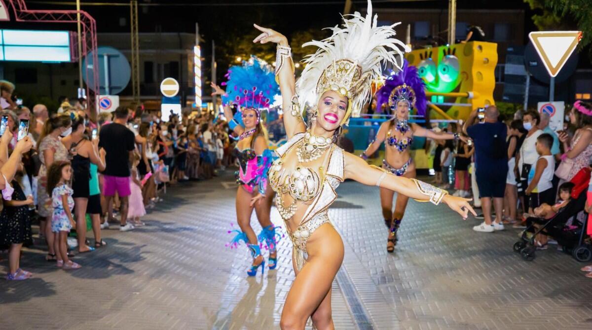 Notte rosa 2024: a Bellaria si festeggia con tanti appuntamenti - Carnevale in Rosa