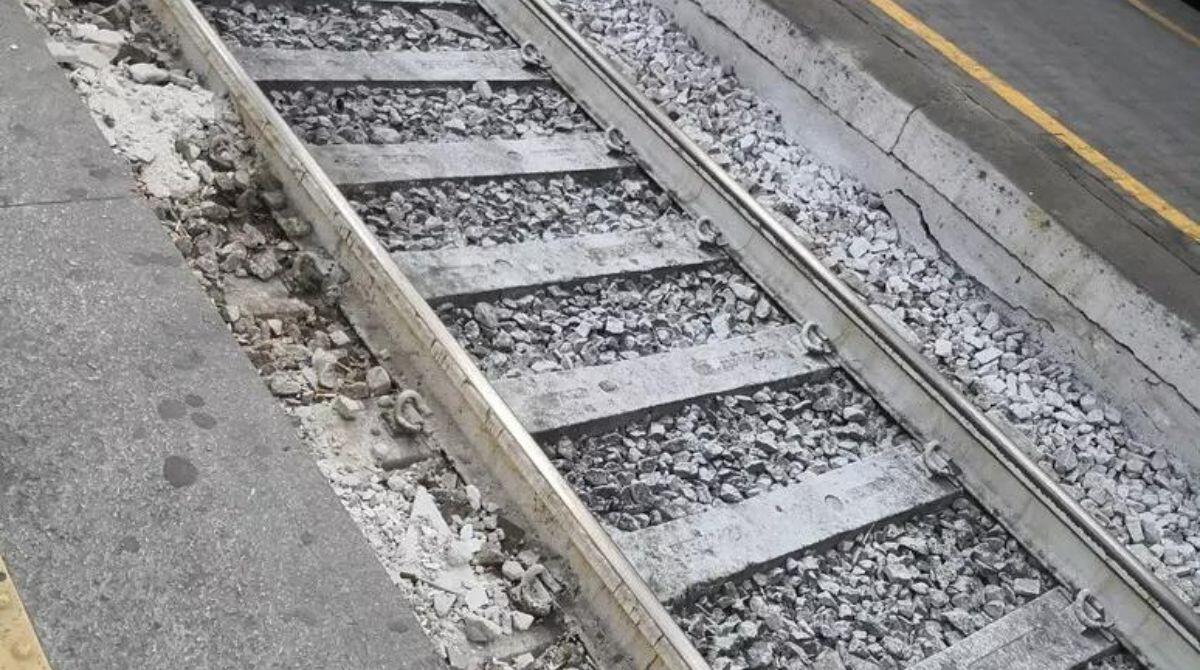 Vagone merci sviato a Parma, sassi su un treno regionale - PH ANSA
