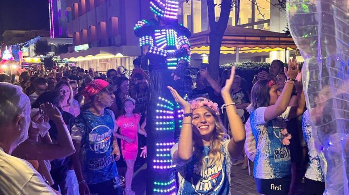 Raf per la Notte Rosa di Misano, ma non solo: grande festa con il carnevale estivo -