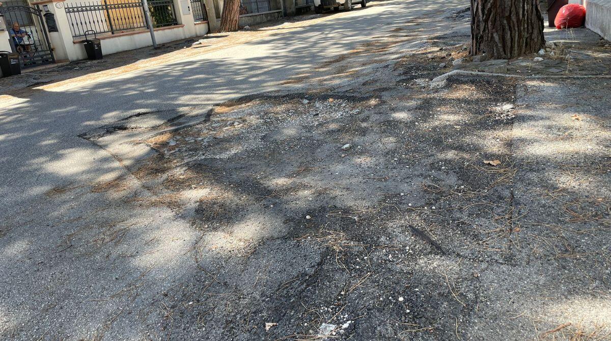 Cattolica, degrado manto stradale in via del Giglio: il Comune interviene - Via del Giglio, Cattolica