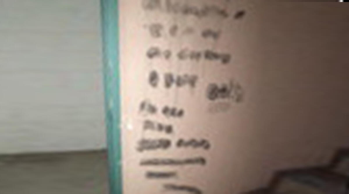 Scritte ingiuriose nel condominio dell’omicidio Paganelli: la tensione sale - Le scritte nel vano scale