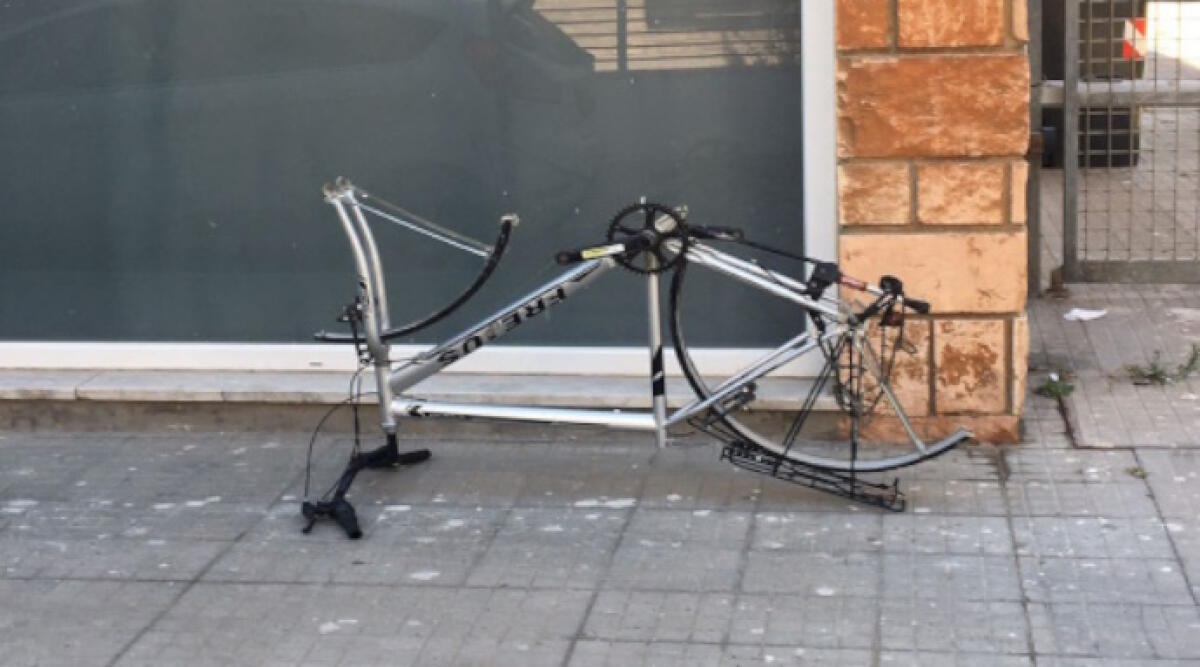 Degrado a Marina Centro, residenti esasperati: “Le nostre strade invase dai rifiuti” - Una bici abbandonata in via Cirene