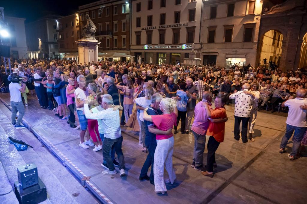 Rimini; 04/07/2023: Notte Rosa Weekend Dance, ballo centri per anziani in piazza Cavour©Riccardo Gallini /GRPhoto