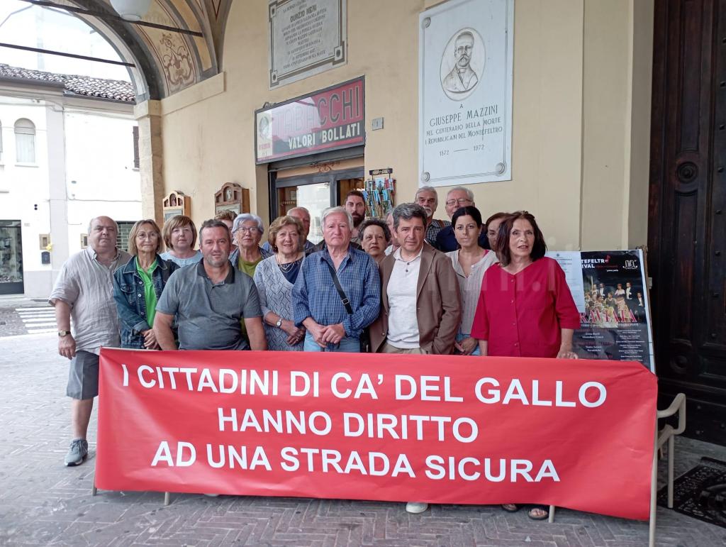 I cittadini di Ca’ del Gallo in protesta con lo striscione esibito in Consiglio Comunale