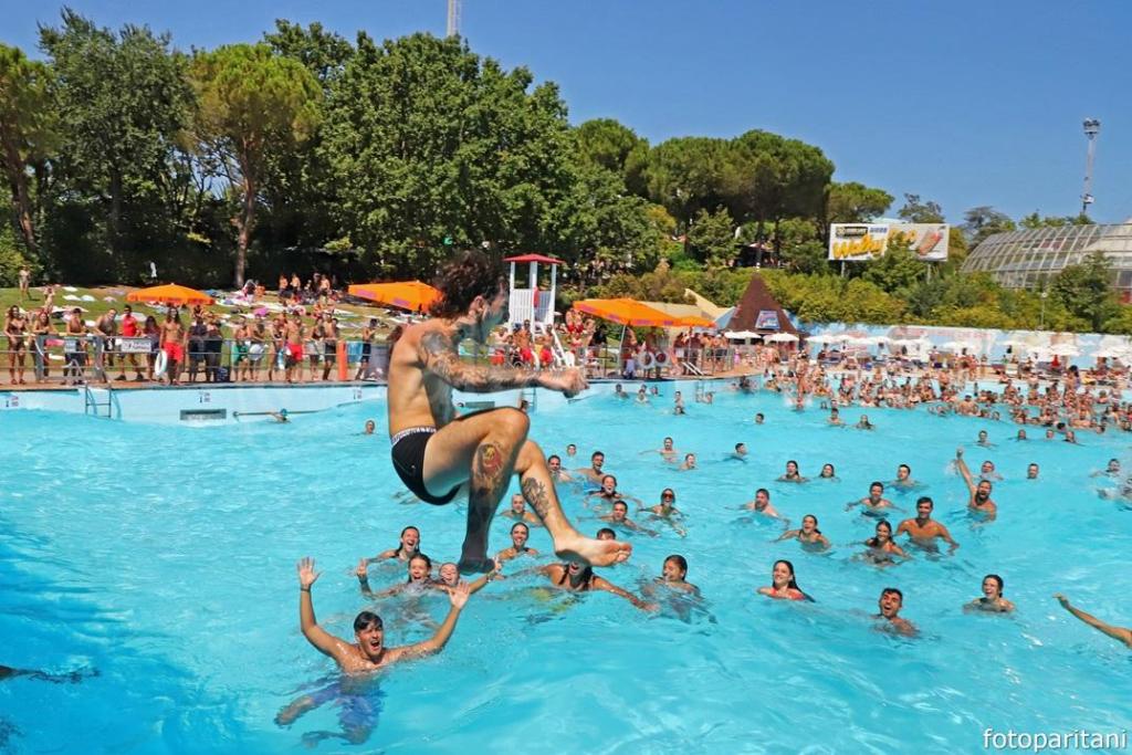Il tuffo in piscina – ph Paritani