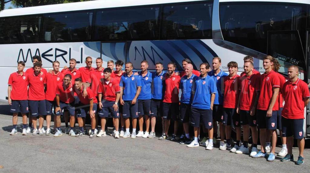 I giocatori del Rimini prima della partenza per il ritiro di Frontone