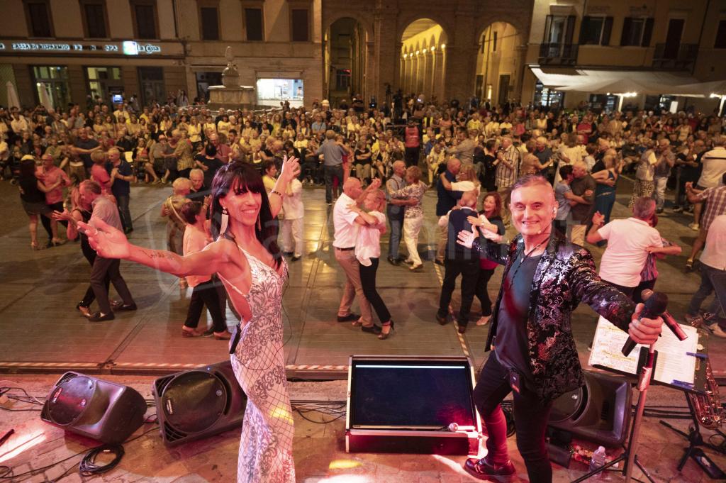 Rimini; 04/07/2023: Notte Rosa Weekend Dance, ballo centri per anziani in piazza Cavour©Riccardo Gallini /GRPhoto