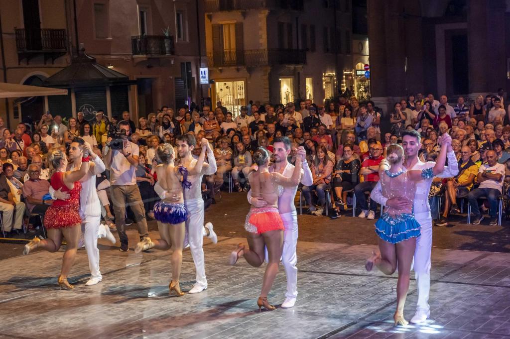 Rimini; 04/07/2023: Notte Rosa Weekend Dance, ballo centri per anziani in piazza Cavour©Riccardo Gallini /GRPhoto