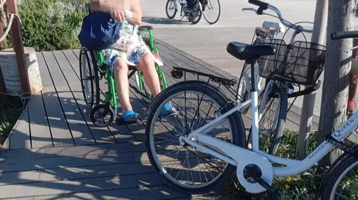 Parcheggi selvaggi intralciano l'accesso alla spiaggia libera a persone disabili - Bicicletta intralcia l'accesso alla spiaggia libera