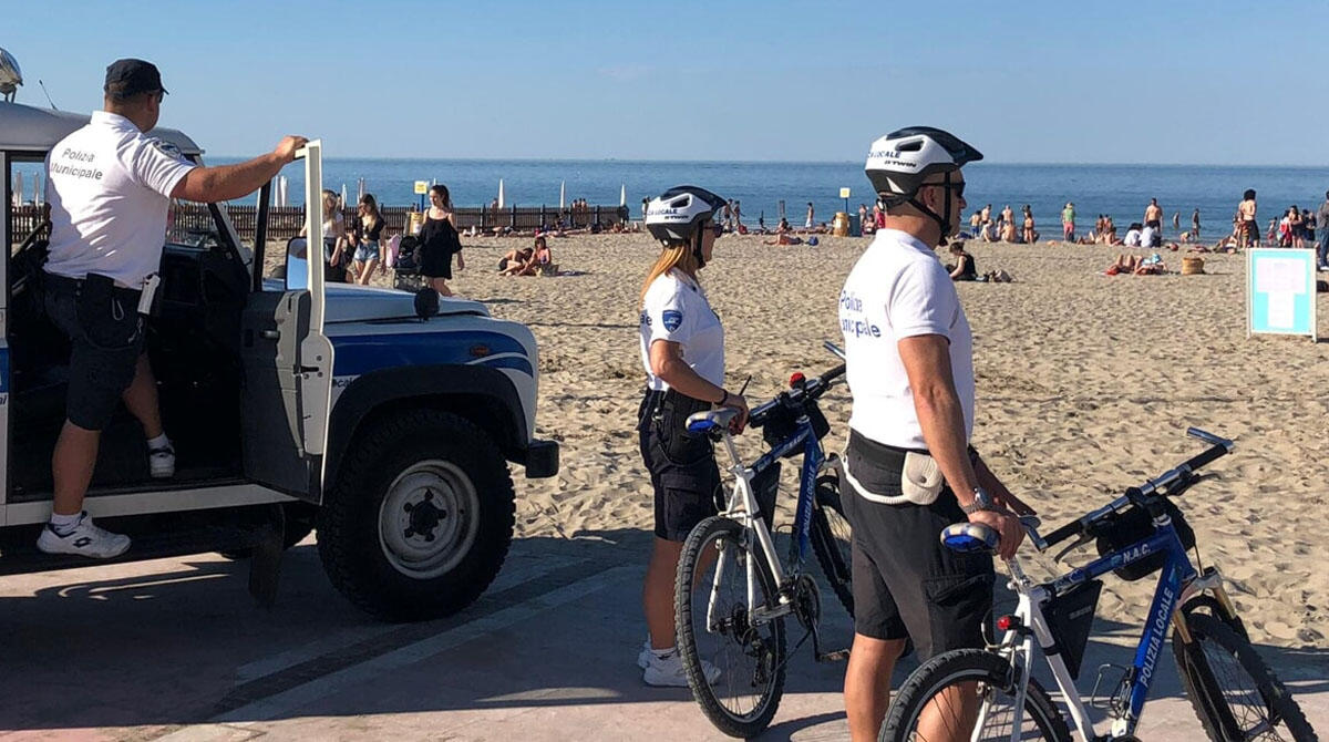 Meno merce contraffatta sequestrata sulle spiagge di Rimini - Polizia Locale in spiaggia a Rimini REPERTORIO