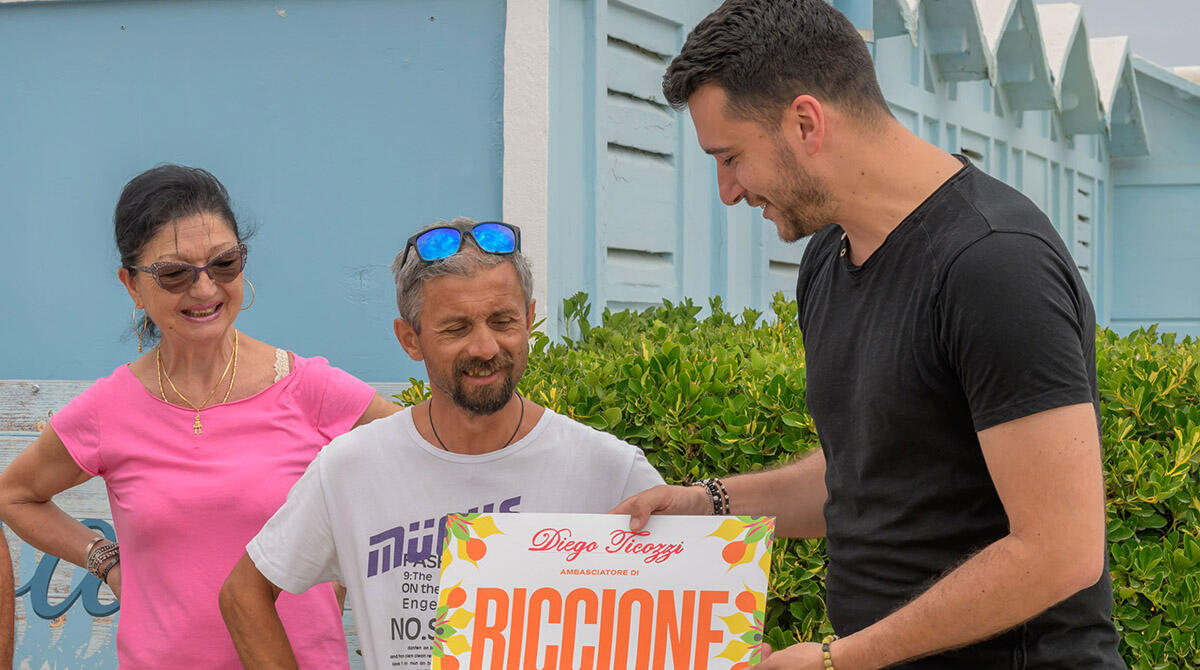 Dall'infanzia ad oggi: vacanze riccionesi da 45 anni per il signor Diego Ticozzi - Diego Ticozzi con assessore Mattia Guidi e bagnini Spiaggia 50