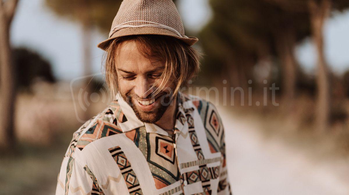 Il cantautore Julico sul palco di Sgr Live a Rimini -