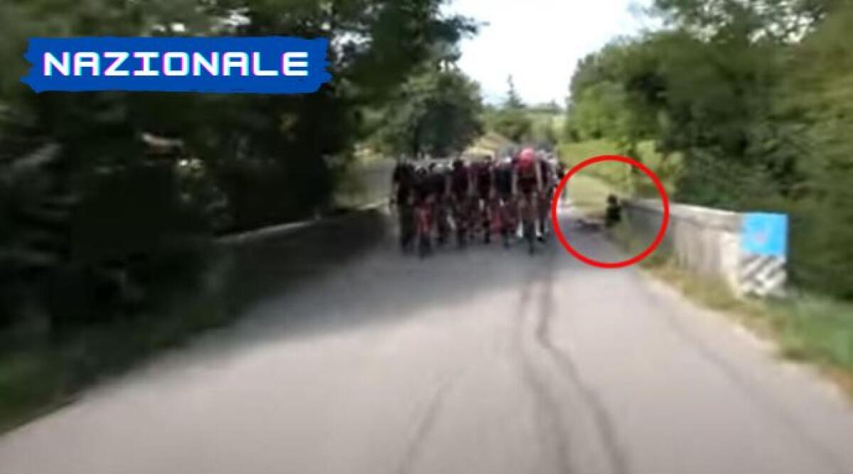Ciclismo: grave incidente per la campionessa Alice Toniolli - La caduta di Alice Toniolli, in un fermoimmagine (Extraciclismo su Youtube)
