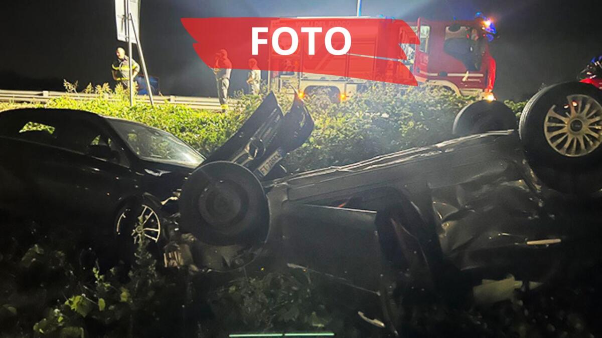 Scontro fra tre auto, due finiscono fuori strada: due feriti all'ospedale - Le due auto finite nel fosso