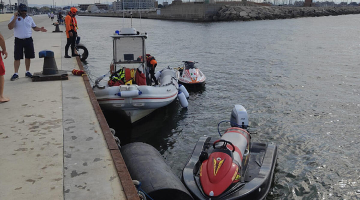 Perde il controllo della moto d'acqua e urta la scogliera del faro - Le operazioni di soccorso