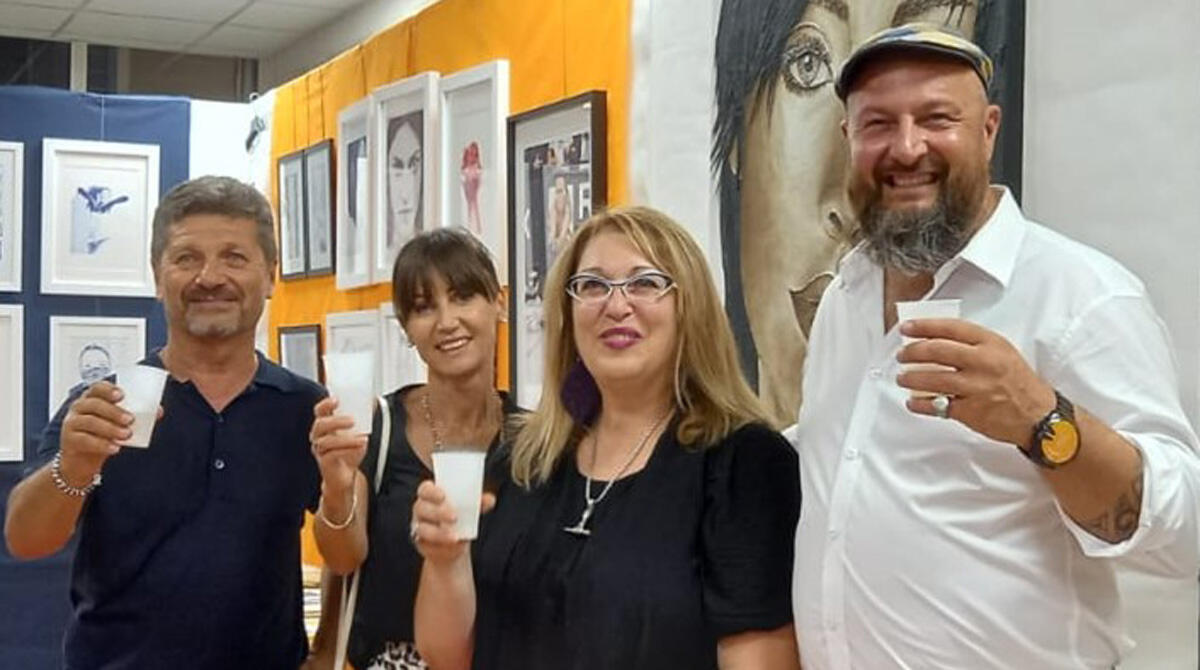 Impulsi 2024, tre artisti mettono in esposizione le loro opere a Misano - I tre artisti con la vicesindaca Malpassi