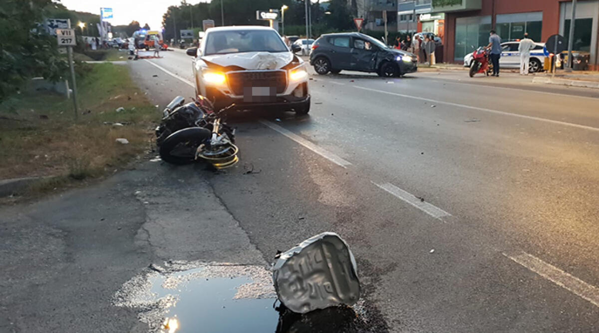 L'auto svolta, la moto le finisce addosso: lui muore, lei è gravissima - Il luogo dell'incidente