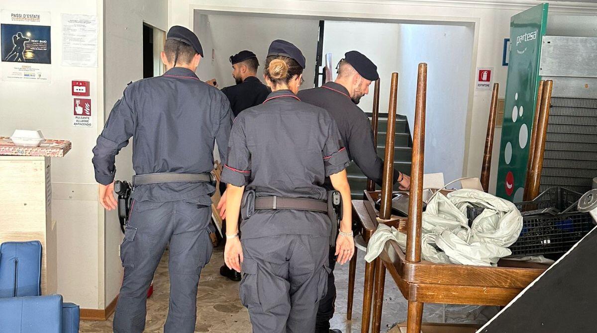 Sorpresi a dormire nell'ex albergo di Riccione in disuso, denunciati - I Carabinieri all'interno dell'hotel
