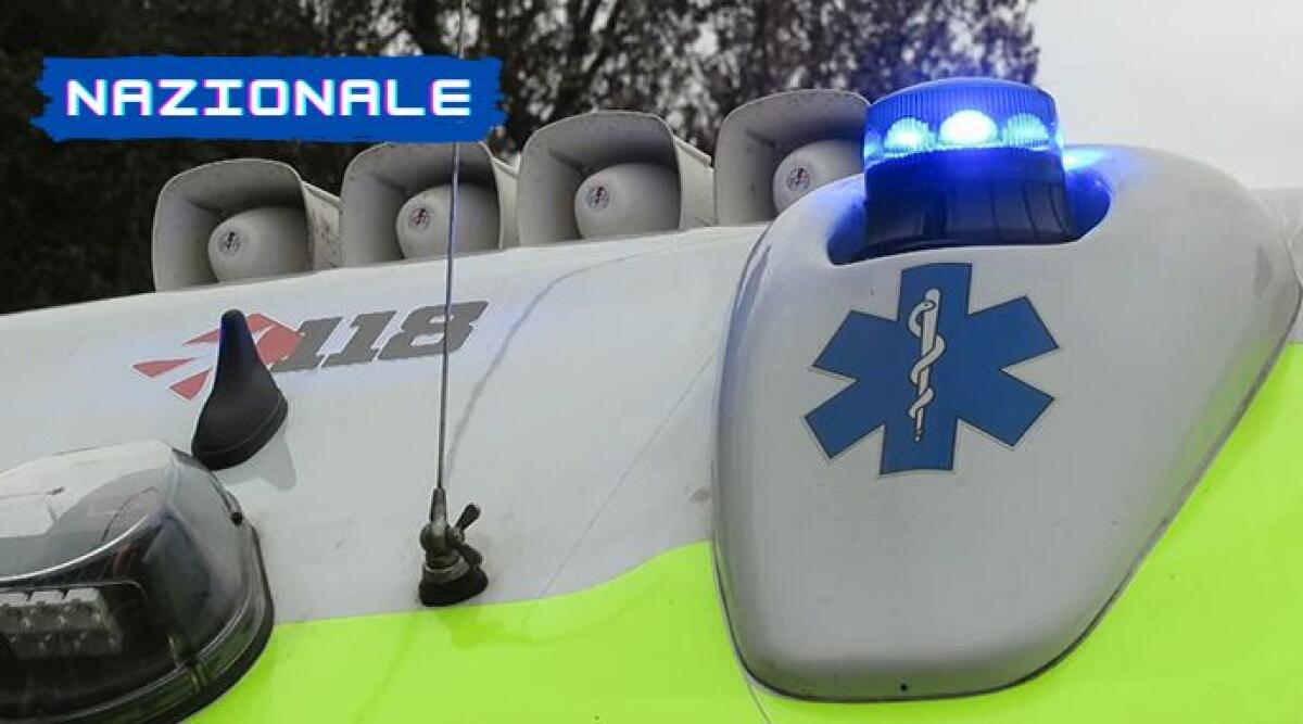 Auto esce di strada e prende fuoco in Friuli, giovane carbonizzato -