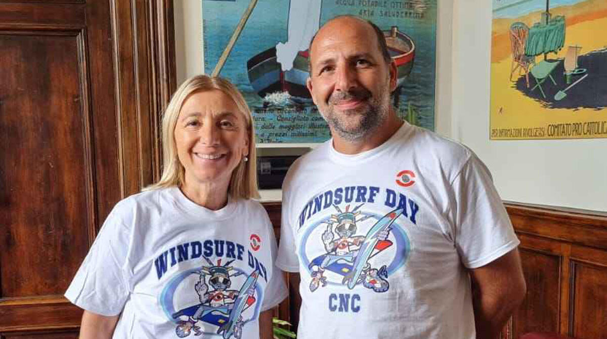 Le t-shirt di Aldo Drudi "chicca" del Windsurf Day 2024 di Cattolica -
