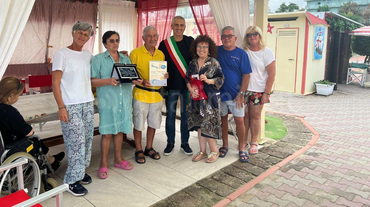 Ogni estate in vacanza a Rivabella da 25 anni: premiata la famiglia Maione -