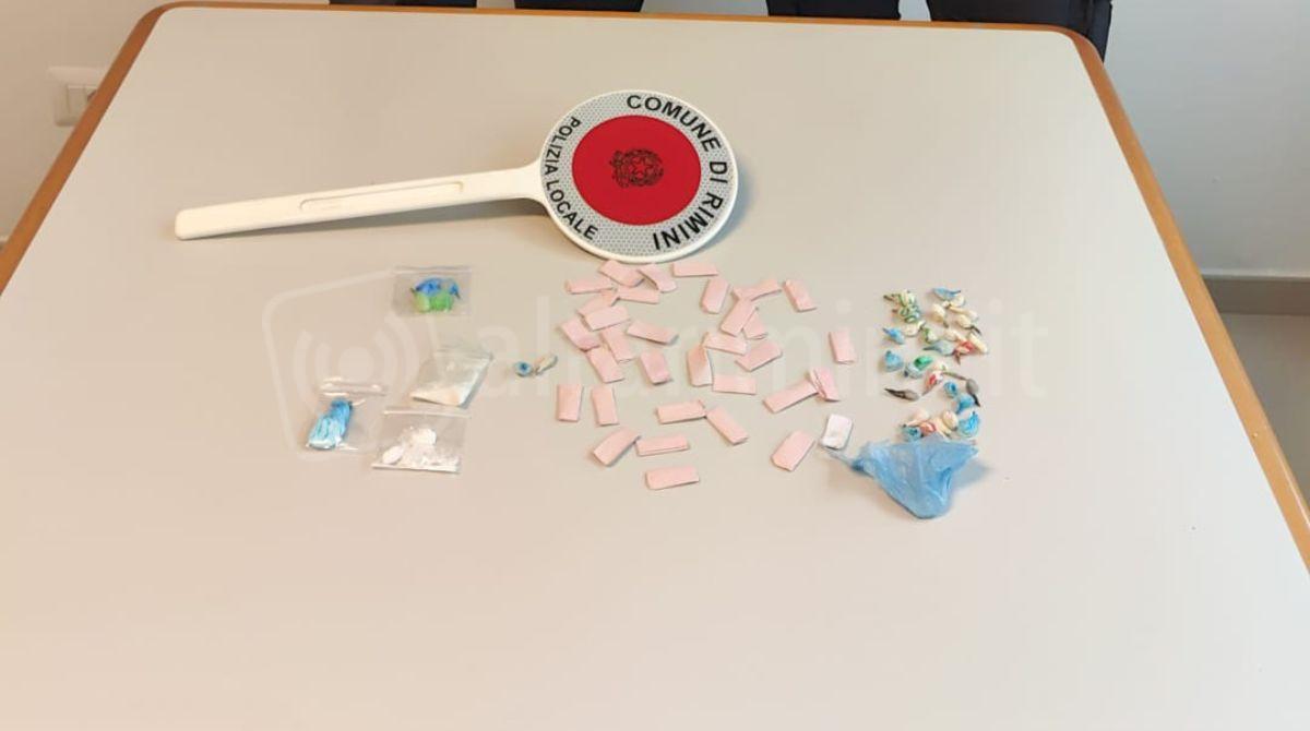 Nel marsupio 77 dosi di Mdma, ecstasy, cocaina ed eroina: arrestata 20enne a Rimini - La droga sequestrata
