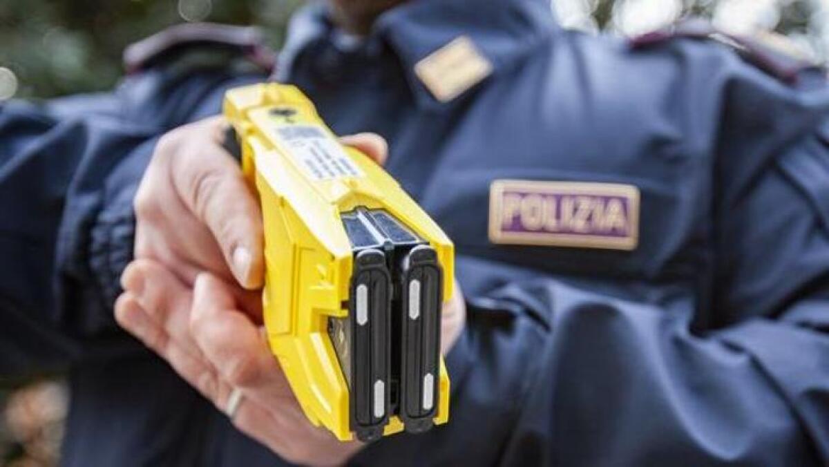 Fermati con il taser mentre rubavano: avevano minacciato i poliziotti di essere armati - Taser