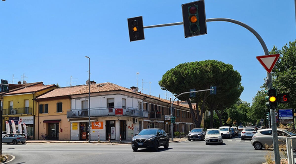 Santarcangelo, attenti alle multe: dal 1° settembre chi passa col rosso è sanzionato - Vista Red viale Mazzini Santarcangelo