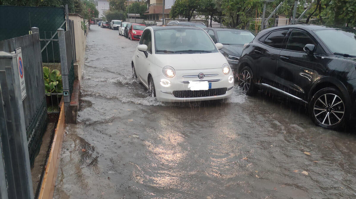 Maltempo a Rimini ed ennesimo allagamento nella via. I residenti: "Siamo esasperati" - La foto scattata da un lettore di altarimini