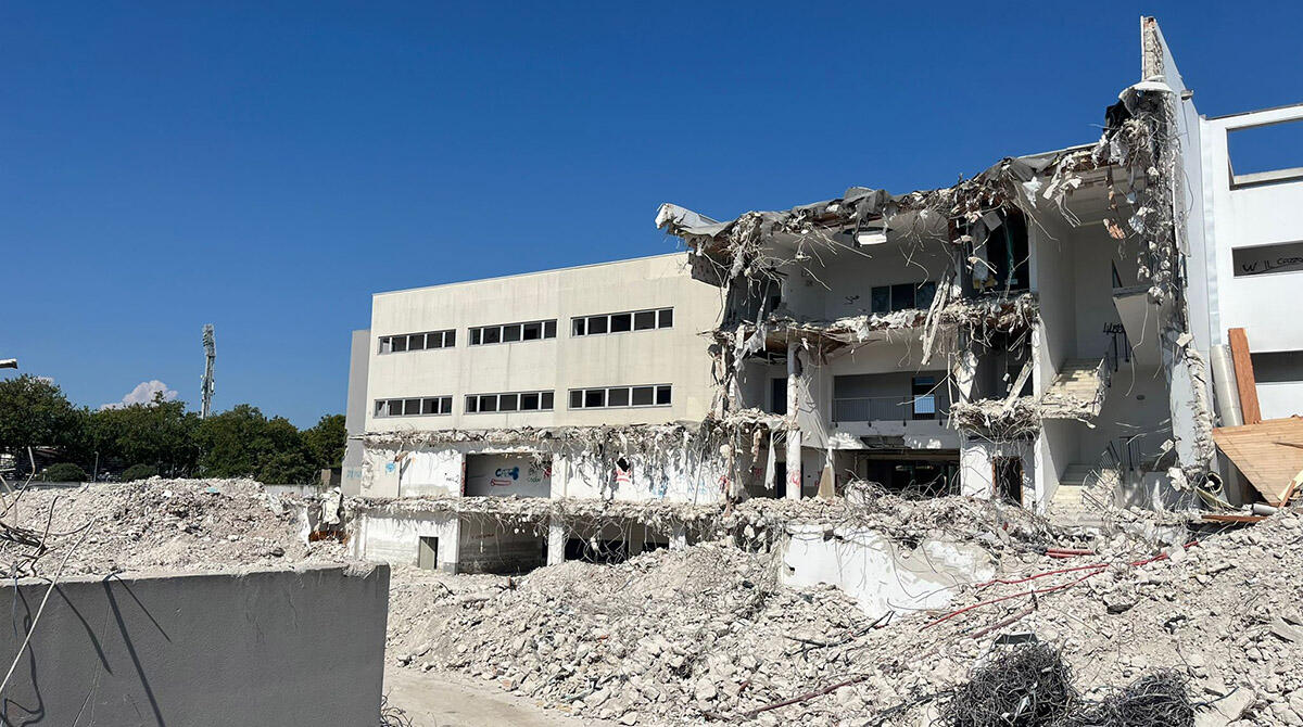 Ruspe in azione, già demolita per un terzo la ex nuova Questura - Lavori di demolizione alla ex nuova Questura di Rimini