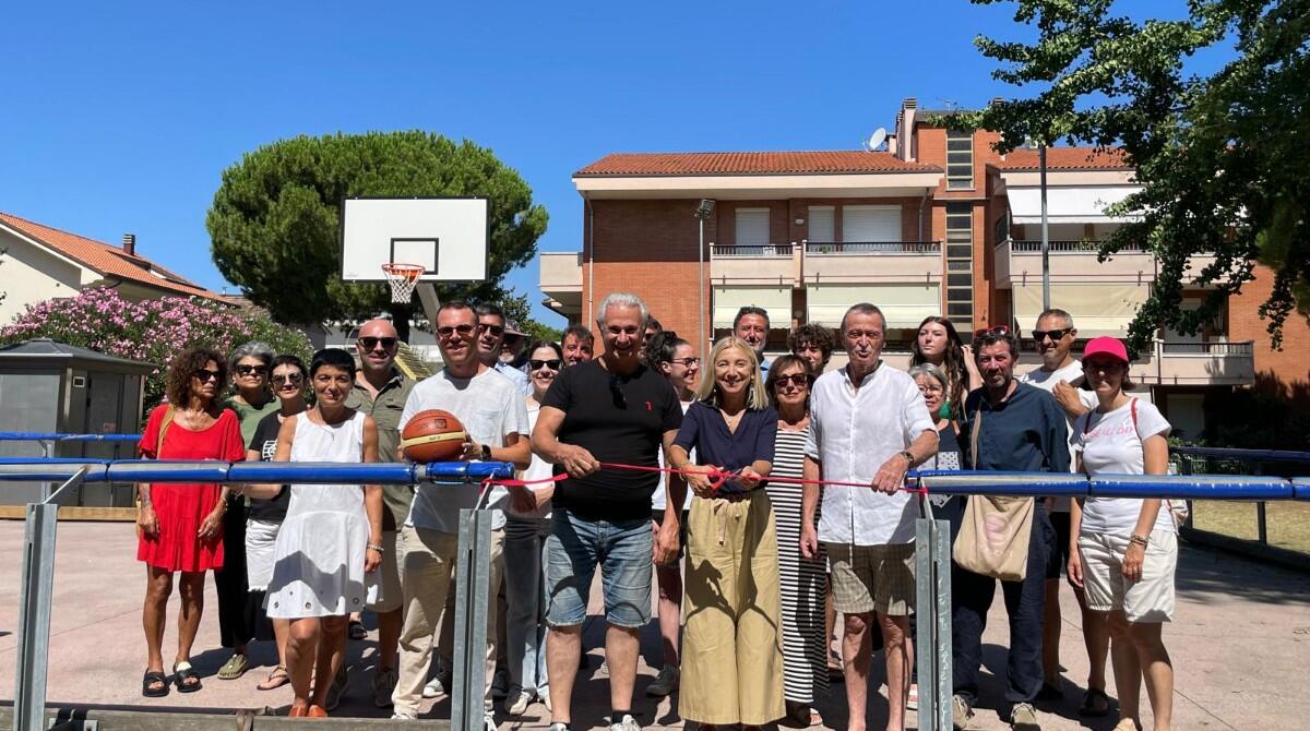 Cattolica: riqualificato il Parco Robinson con canestro nuovo e paracolpi per giocare in sicurezza - Inaugurazione Parco Robinson