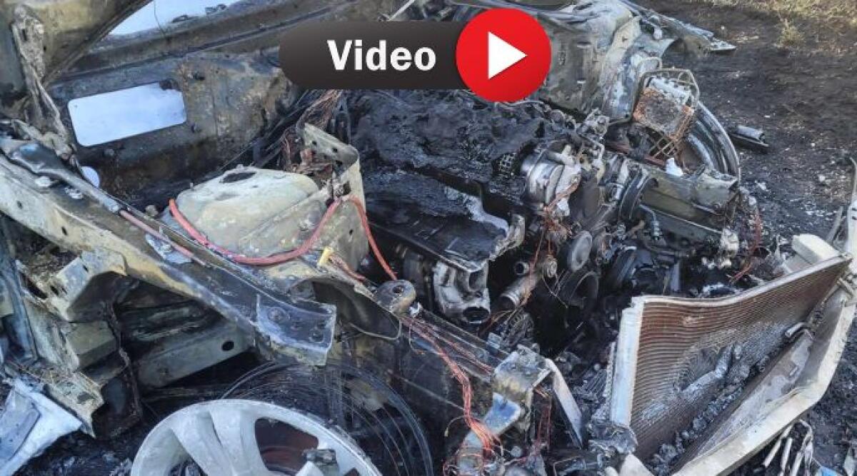 Novafeltria: auto va a fuoco durante la marcia, 64enne lievemente ustionato. Guarda il VIDEO - L'auto completamente distrutta dalle fiamme