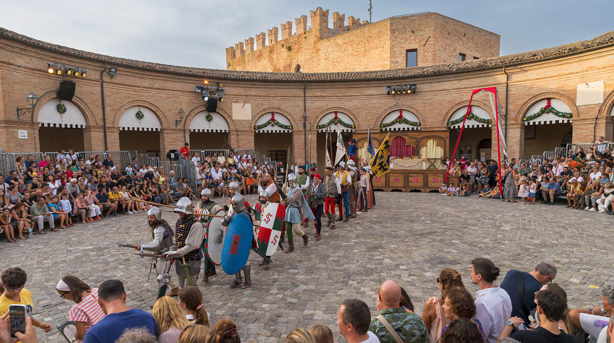 Mondaino, è l'anno del Borgo. La contrada si aggiudica il Palio davanti al borgo gremito di folla - Palio de lo Daino 2024 (tutte le foto sono scattate da Mosconi)