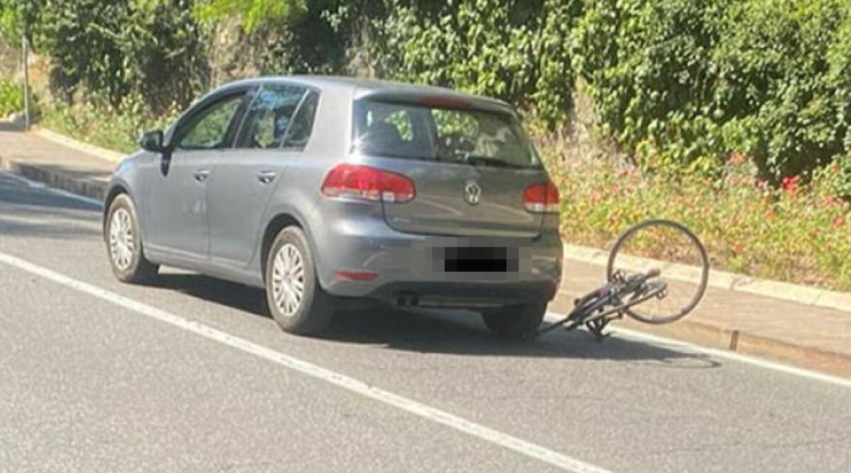 Ciclista riminese tamponato da un'auto, multato per aver occupato troppo la carreggiata - L'auto che ha tamponato il giovane ciclista
