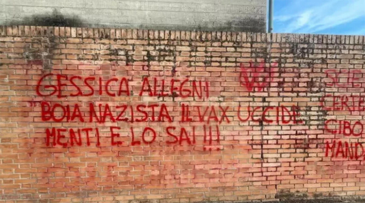 Scritte 'novax' deturpano il cimitero di Bertinoro: la sindaca Allegni denuncia l'ennesimo attacco - 