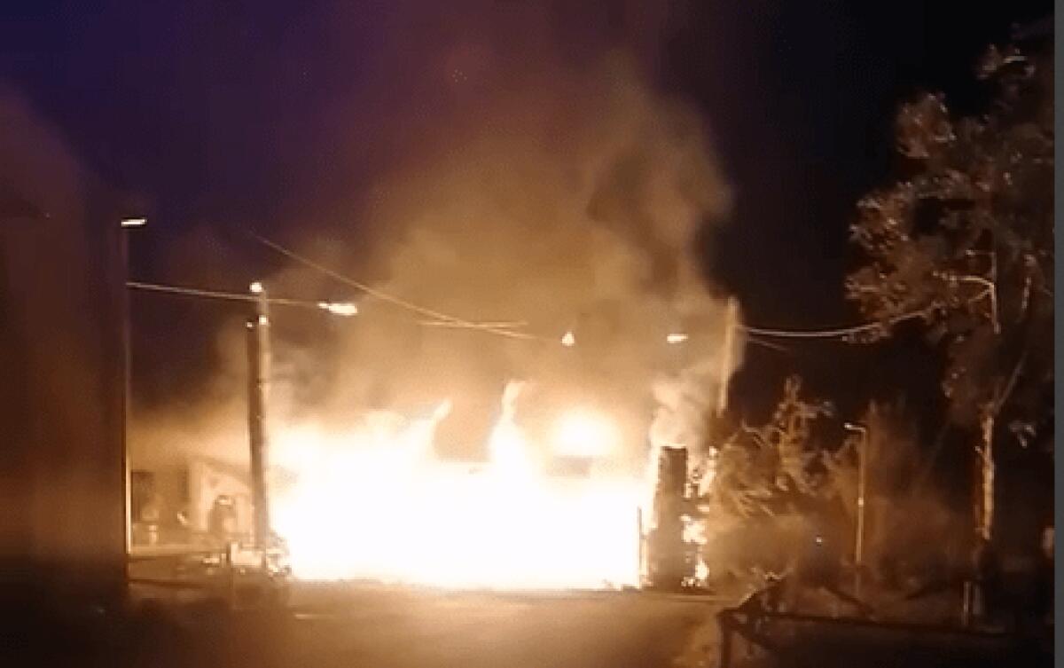 Notte di fiamme a Miniera di Perticara: incendio nel borgo, indagano i carabinieri - Le fiamme divampate nel borgo