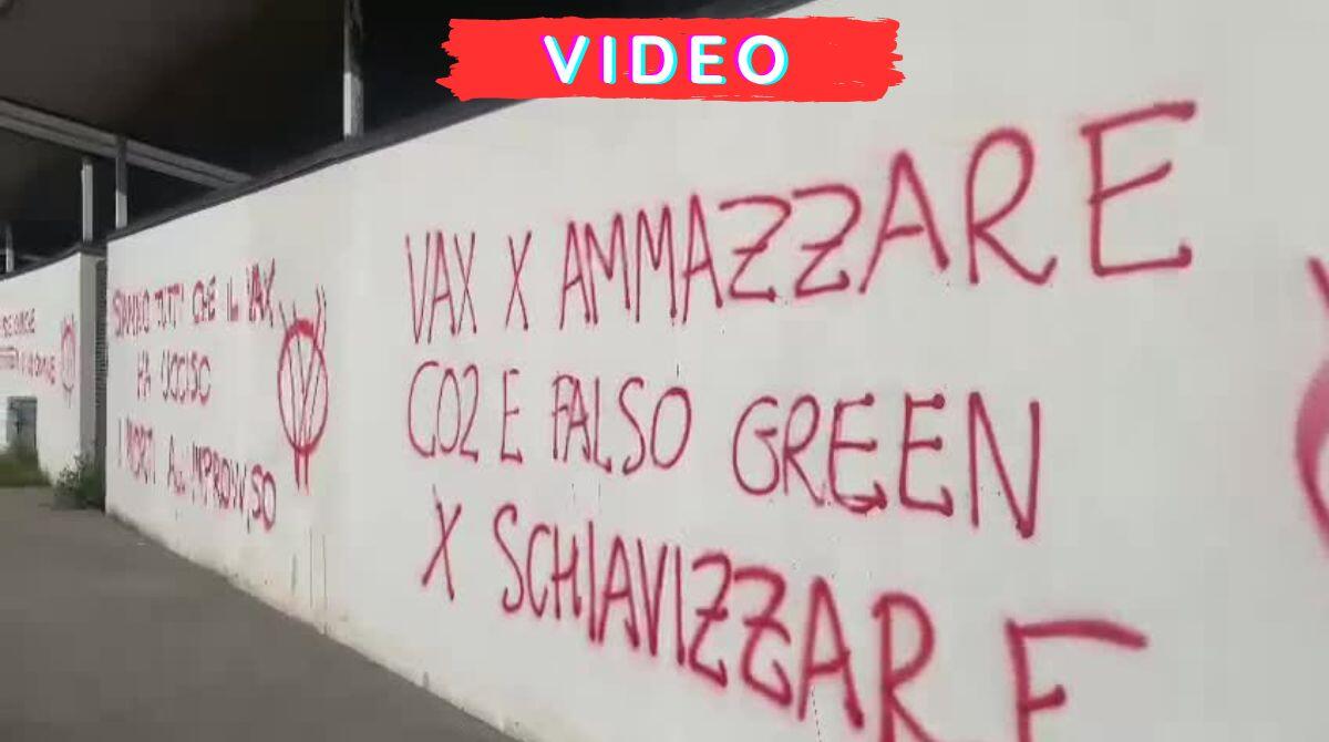 Deturpati muri del cimitero di Santa Giustina da scritte no vax -