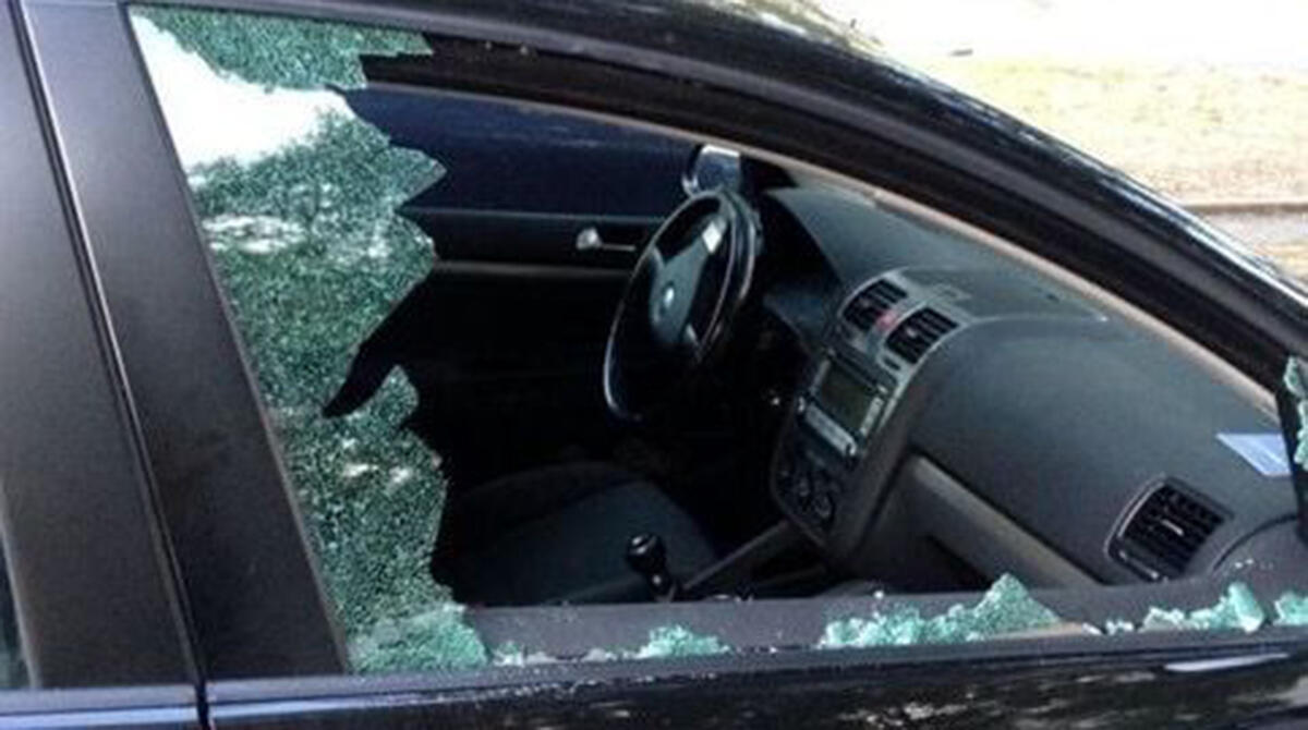 Residenti esasperati a Rimini: "Il nostro parcheggio è in mano a balordi e ladri" - Le foto scattate dai residenti di via Osteria Pettini